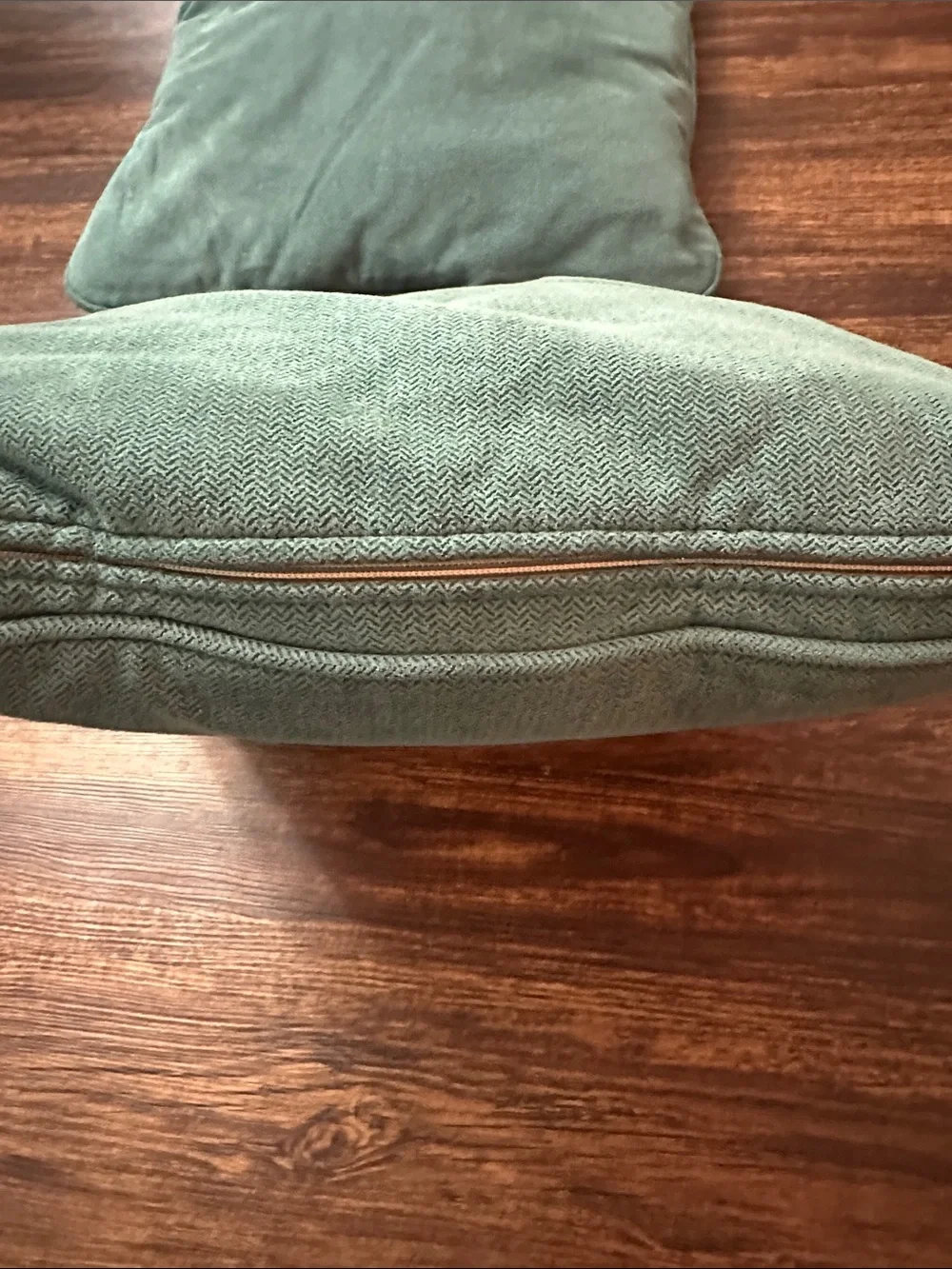 Set of 2 20” x 20” La-z-boy Teal Microfiber throw pillows preowned